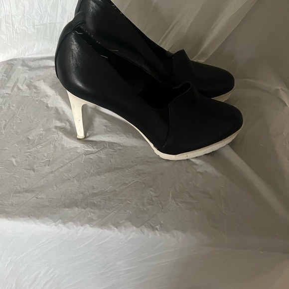 Bcbg black 4 inch heel with white 1 inch platform size 10M slip on - Picture 5 of 5